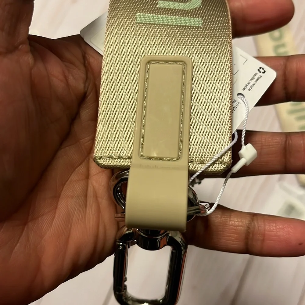 NWT Never lost Lululemon Keychain bag clip SOLD SEPARATELY Keep your keys close - Picture 8 of 15
